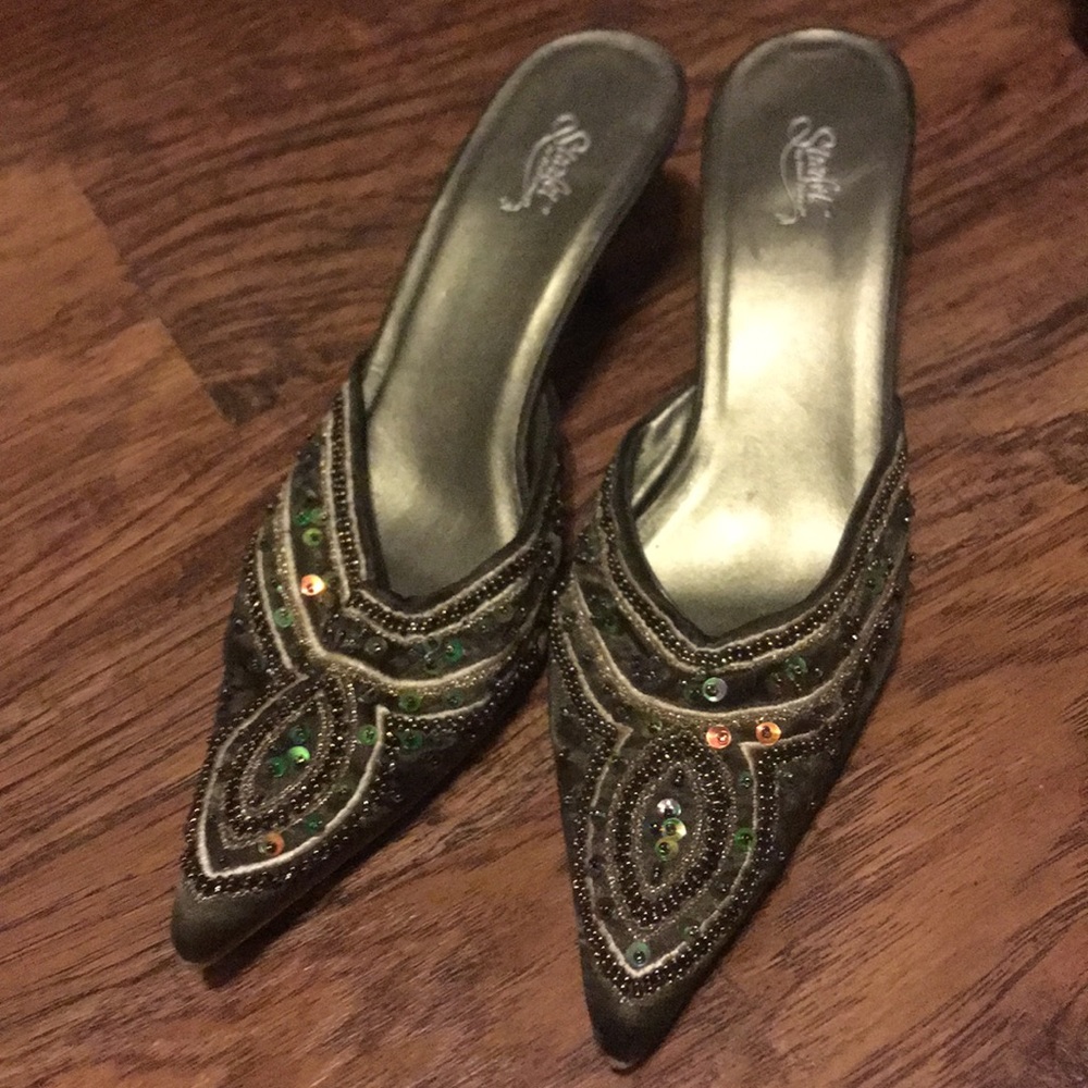 Gorgeous olive green beads heels